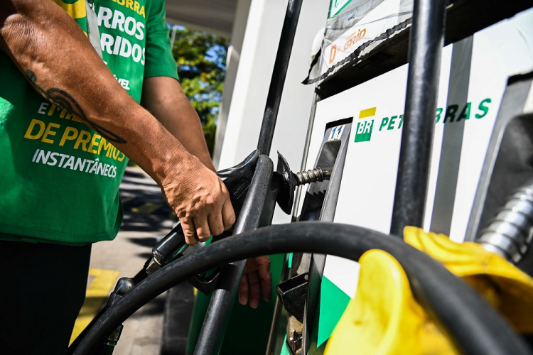 Petrobras anuncia redução de R$ 0,27 por litro no preço do diesel nas distribuidoras