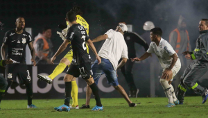 Torcedor do Santos tentou agredir o goleiro Cássio, do Corinthians, em partida pela Copa do Brasil