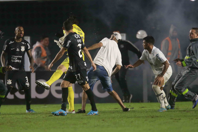 Torcedor do Santos tentou agredir o goleiro Cássio, do Corinthians, em partida pela Copa do Brasil