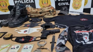 Polícia Civil apreendeu pistola de pressão, algema e distintivos com brasão da República falsos, além de um punhal, coldres e uniformes