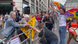 Elenco de série da Netflix enfrenta homofóbicos em parada LGBTQIA+ de Londres; assista
