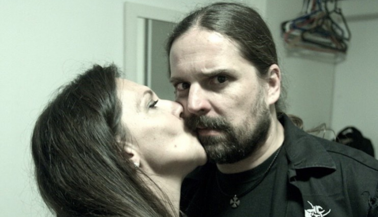 Patrícia Perissinotto beijando Andreas Kisser