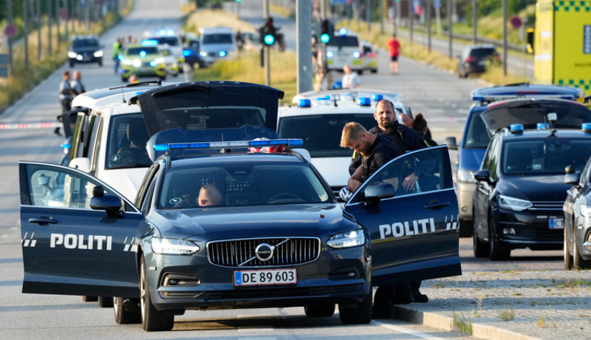 Carro de polícia na rua da Dinamarca
