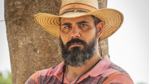 Juliano Cazarré como Alcides, de Pantanal