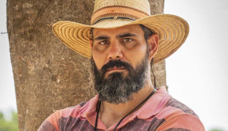 Juliano Cazarré como Alcides, de Pantanal