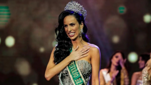 Mia Mamede com a coroa e a faixa de Miss Universo Brasil