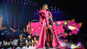 Camila Queiroz no palco do MTV Miaw 2022