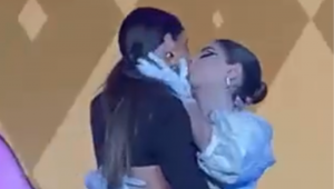Gkay e Bianca Andrade se beijando