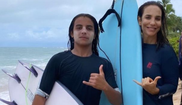 Ivete Sangalo com o filho, Marcelo, segurando uma prancha de surfe