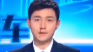Nariz de jornalista chinês sangra ao vivo em jornal e atitude dele impressiona; assista ao vídeo