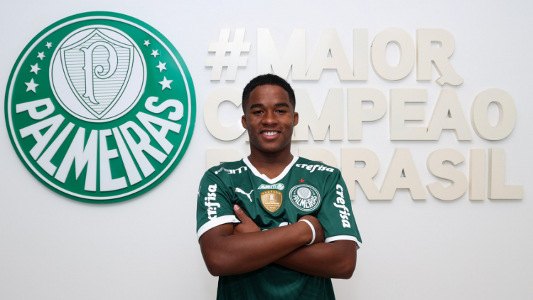 Endrick assinou o primeiro contrato profissional com o Palmeiras