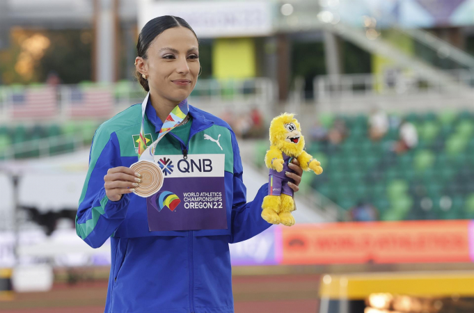 Letícia Oro Melo ficou com a medalha de bronze no salto com vara do Mundial de Atletismo