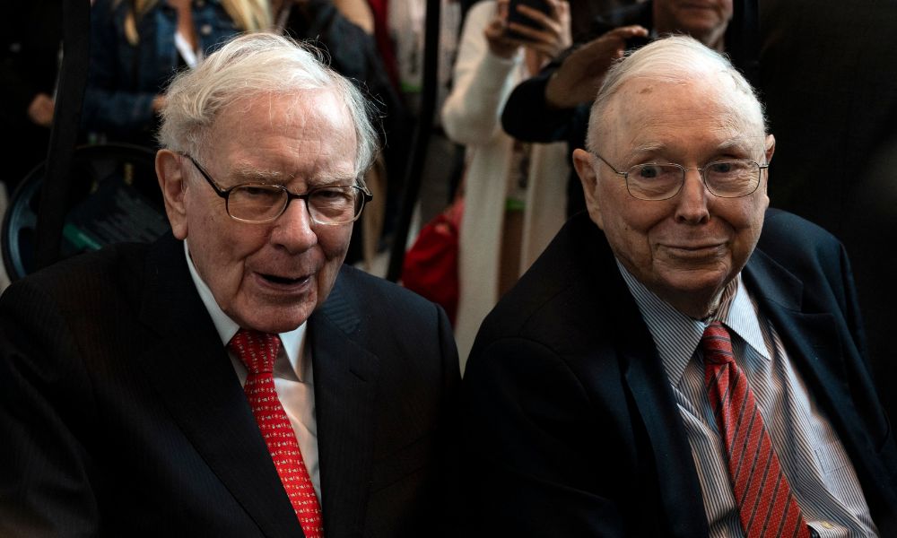 Warren Buffett (à esq.) e Charlie Munger (à dir.)