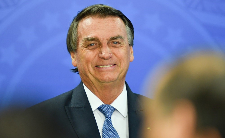 Bolsonaro sorri em evento no Planalto