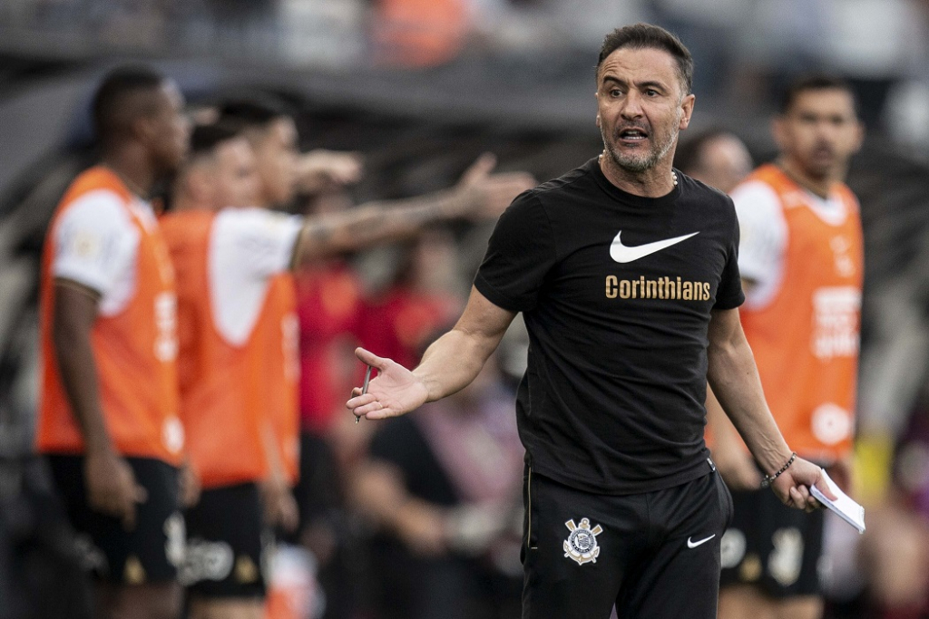 Não perco tempo”: Vítor Pereira ironiza ao ser questionado sobre jogos do futebol  brasileiro