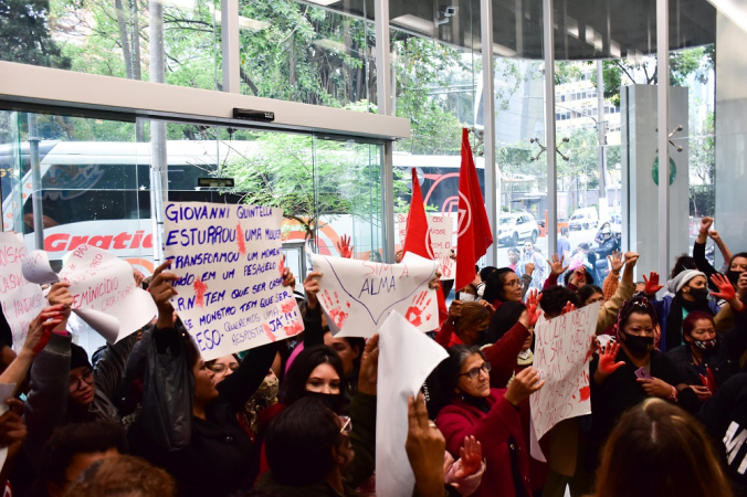 MUlheres levantam cartazes contra Giovanni Bezerra no Cremesp
