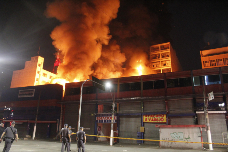 Incêndio atinge quatro prédios próximos à rua 25 de Março, no centro de São Paulo 3 fup20220710324