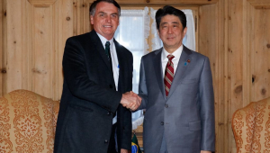 Jair Bolsonaro e Shinzo Abe apertam as mãos