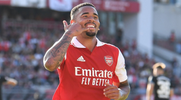 Gabriel Jesus marcou seus primeiros gols no Arsenal durante amistoso de pr&eacute;-temporada