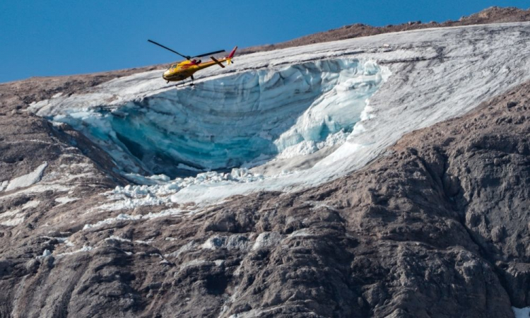 glacier kills six people in italy