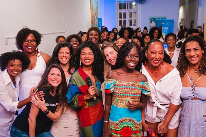 Fabi Saad confraterniza com dezenas de mulheres, a maioria negra, em pré-evento do Tim Festival Mulheres Positivas