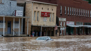 Carro submerso em rua alagada por enchente no Kentucky