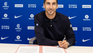 Jogador assina contrato com clube