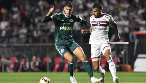 Jogadores de São Paulo e Goiás disputam a bola