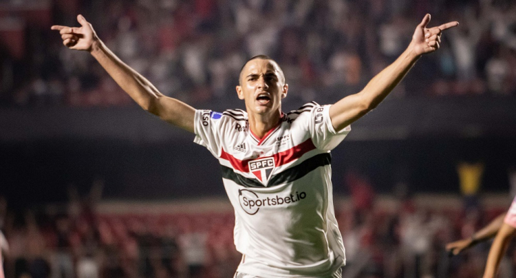 Rodriguinho comemorando seu primeiro gol com a camisa do São Paulo
