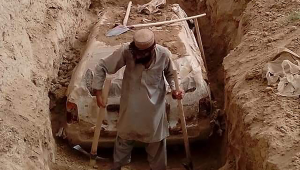 membros do Talibã desenterram um Toyota Corolla, usado pelo fundador do Talibã, Mullah Omar, para escapar de ser alvo das forças dos EUA após o 11 de setembro