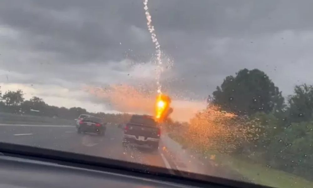 A woman records the exact moment when lightning strikes her husband’s car in the United States