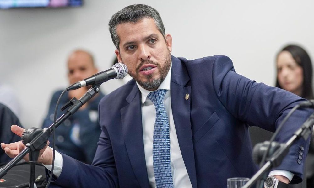 Justiça proíbe Rodrigo Amorim e outros dois deputados de entrar na