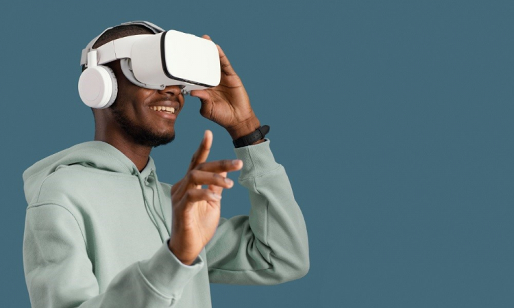 Vista lateral de homem negro com óculos e fone de ouvido de realidade virtual