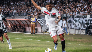 Reinaldo durante partida entre Atlético-MG e São Paulo