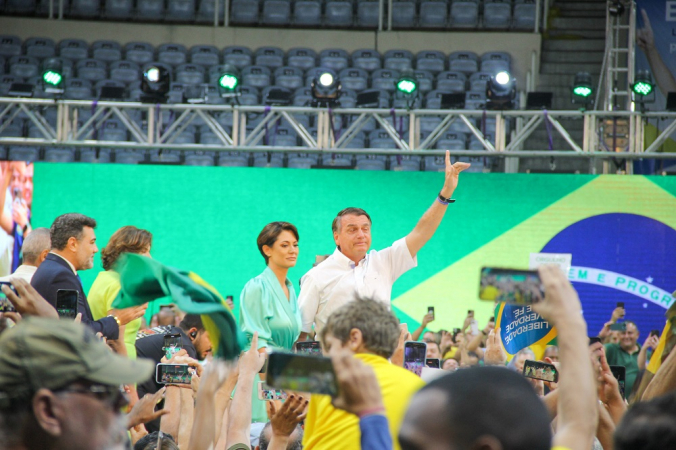 Jair Bolsonaro e Michelle Bolsonaro se abraçam em convenção no Maracanãzinho