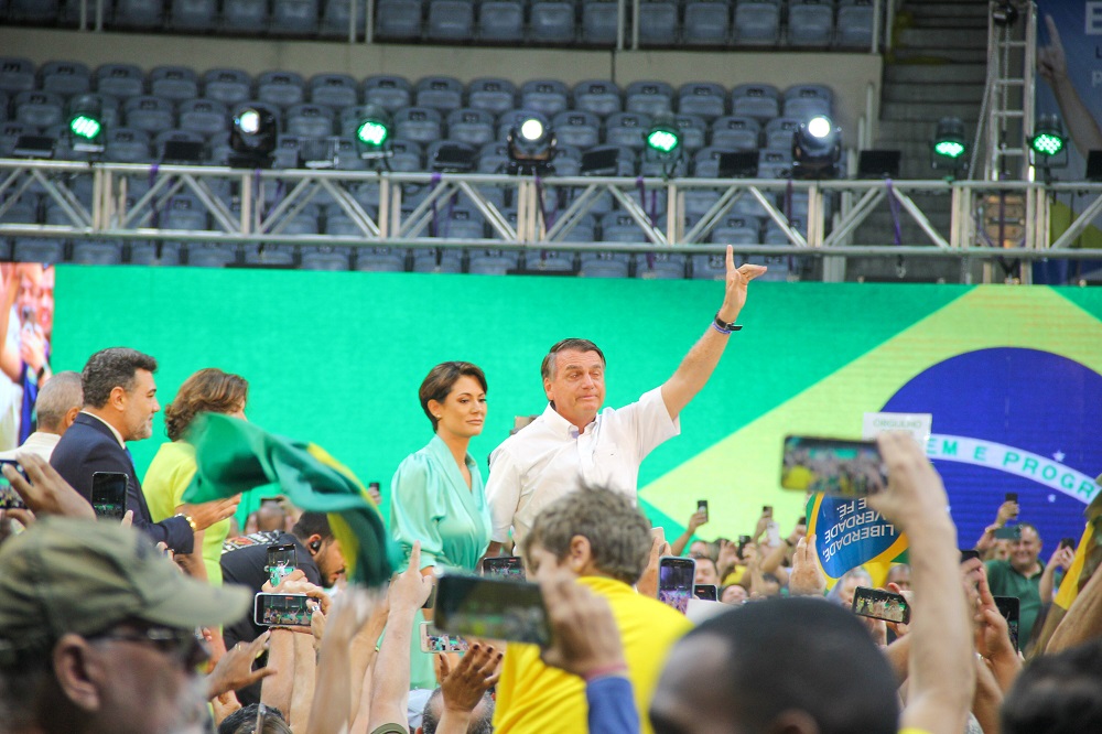 Jair Bolsonaro e Michelle Bolsonaro se abraçam em convenção no Maracanãzinho
