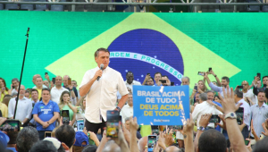 Jair Bollsonaro, com o microfone na mão, fala para multidão no Maracanãzinho