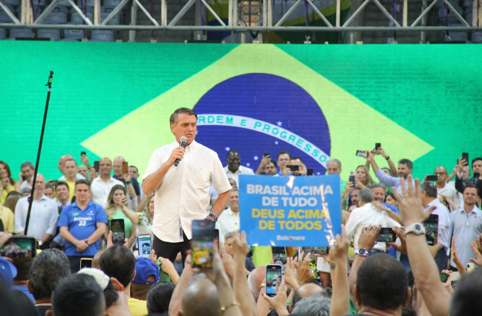 Jair Bollsonaro, com o microfone na mão, fala para multidão no Maracanãzinho