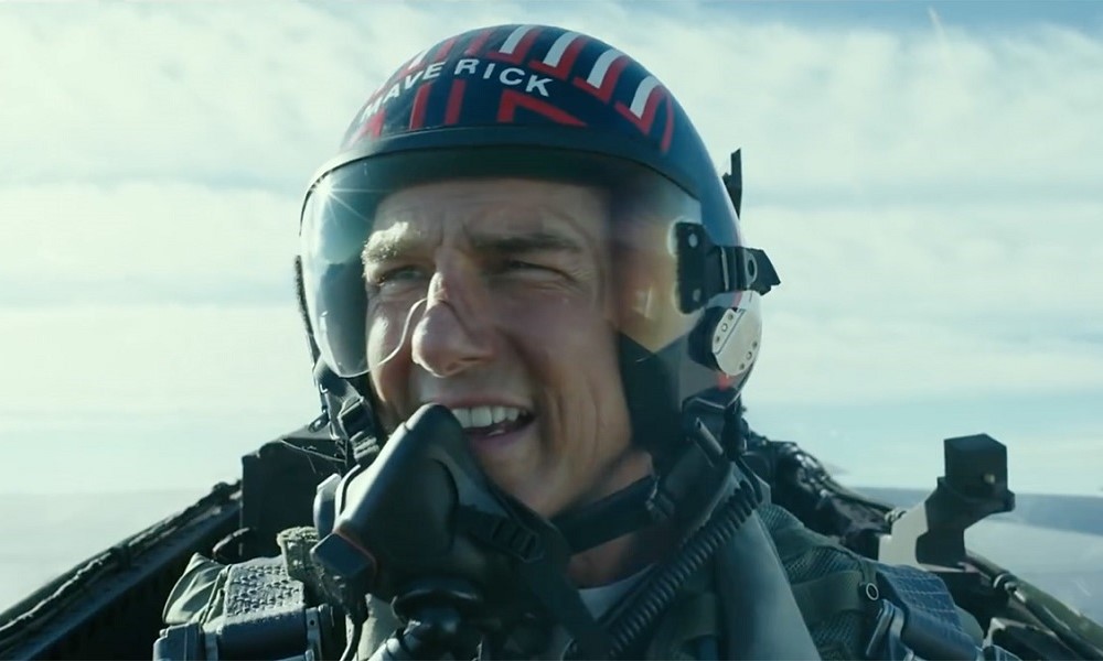 De capacete, Maverick pilota caça e sorri durante cena de "Top Gun"