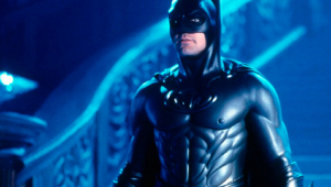 Traje do Batman com mamilos usado por George Clooney vai a leilão; veja valor