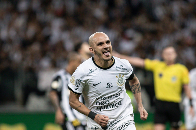 Fábio Santos comemora gol do Corinthians contra o Atlético-MG