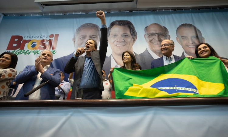 Político discursa com punho cerrado