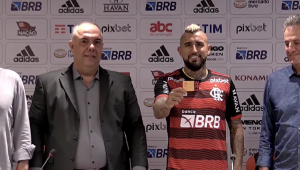 Arturo Vidal foi apresentado no Flamengo
