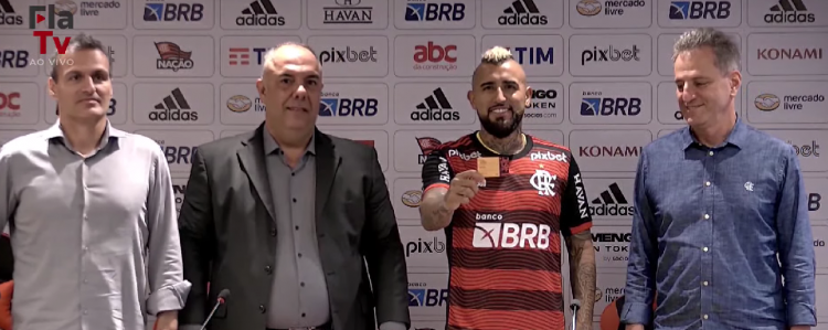 Arturo Vidal foi apresentado no Flamengo