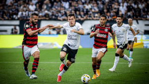 Corinthians e Flamengo se enfrentando na Neo Química Arena, em Itaquera