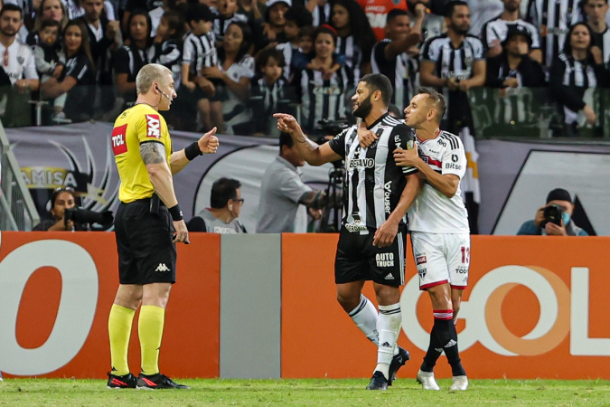 Hulk reclamou com Anderson Daronco durante a partida entre Atlético-MG e São Paulo