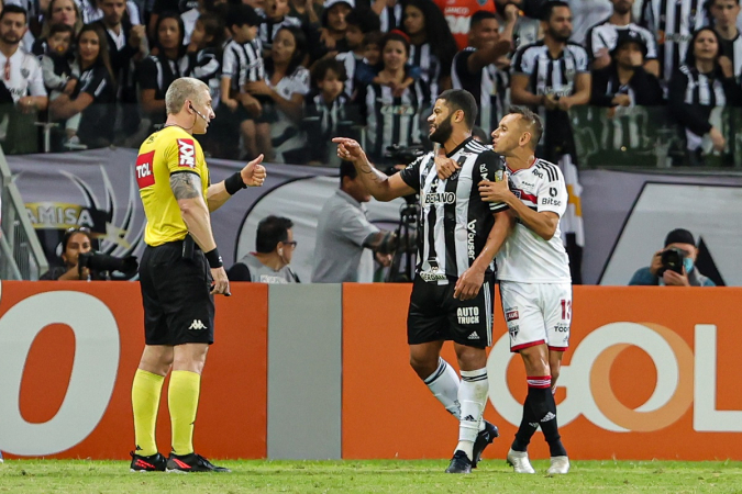 CBF define árbitro para Flamengo x Athletico, jogo de ida das