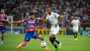 Lucas Braga disputa a bola com jogador do Fortaleza