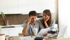 Jovem casal verificando seu orçamento familiar