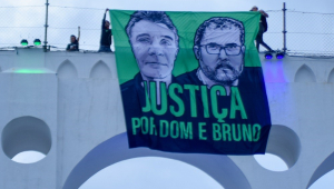 Bandeira com rostos de Dom Phillips e Bruno Pereira pedido de "justiça" por eles é colocado no alto dos Arcos da Lapa